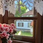 W Xix-wiecznym Spichlerzu Nad Jeziorem Z Dostepem Do Parku I Widokiem Na Dworek Modrzewiowy Z 1823 Roku *