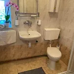 W Xix-wiecznym Spichlerzu Nad Jeziorem Z Dostepem Do Parku I Widokiem Na Dworek Modrzewiowy Z 1823 Roku Apartman Szteklin