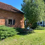 W Xix-wiecznym Spichlerzu Nad Jeziorem Z Dostepem Do Parku I Widokiem Na Dworek Modrzewiowy Z 1823 Roku