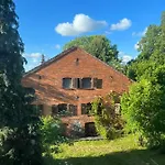 W Xix-wiecznym Spichlerzu Nad Jeziorem Z Dostepem Do Parku I Widokiem Na Dworek Modrzewiowy Z 1823 Roku Apartman Szteklin