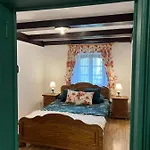 W Xix-wiecznym Spichlerzu Nad Jeziorem Z Dostepem Do Parku I Widokiem Na Dworek Modrzewiowy Z 1823 Roku Apartman