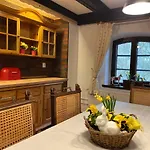 W Xix-wiecznym Spichlerzu Nad Jeziorem Z Dostepem Do Parku I Widokiem Na Dworek Modrzewiowy Z 1823 Roku