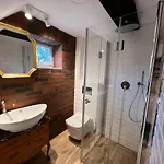 W Xix-wiecznym Spichlerzu Nad Jeziorem Z Dostepem Do Parku I Widokiem Na Dworek Modrzewiowy Z 1823 Roku Apartman *