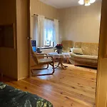 Apartman W Xix-wiecznym Spichlerzu Nad Jeziorem Z Dostepem Do Parku I Widokiem Na Dworek Modrzewiowy Z 1823 Roku Szteklin