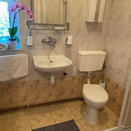 W Xix-wiecznym Spichlerzu Nad Jeziorem Z Dostepem Do Parku I Widokiem Na Dworek Modrzewiowy Z 1823 Roku شقة Szteklin