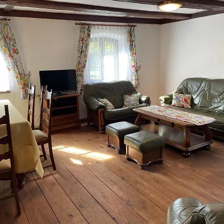 Lakeside Granary Apartment: 19th-century Charm With Park Access