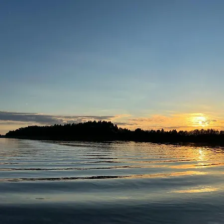 W Xix-wiecznym Spichlerzu Nad Jeziorem Z Dostepem Do Parku I Widokiem Na Dworek Modrzewiowy Z 1823 Roku Szteklin