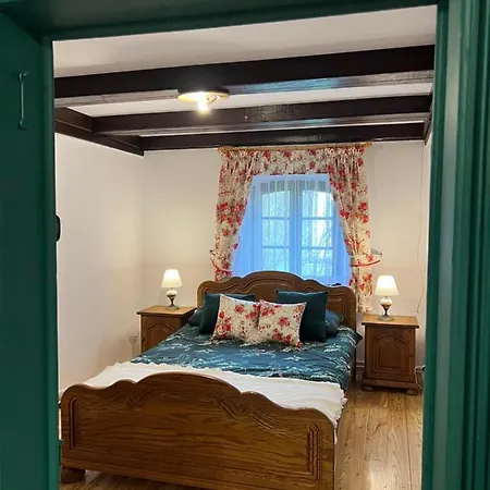 W Xix-wiecznym Spichlerzu Nad Jeziorem Z Dostepem Do Parku I Widokiem Na Dworek Modrzewiowy Z 1823 Roku Apartment