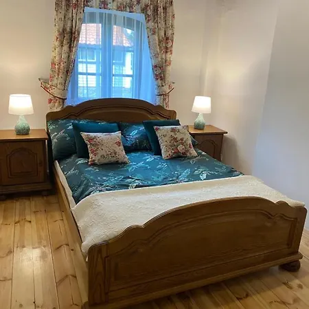 Apartment Lakeside Granary Apartment: 19th-century Charm With Park Access *