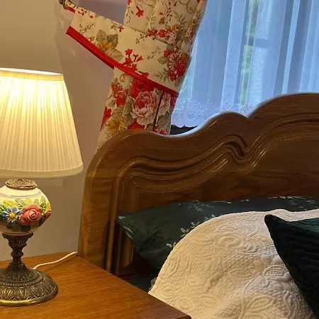 W Xix-wiecznym Spichlerzu Nad Jeziorem Z Dostepem Do Parku I Widokiem Na Dworek Modrzewiowy Z 1823 Roku Apartamento Szteklin