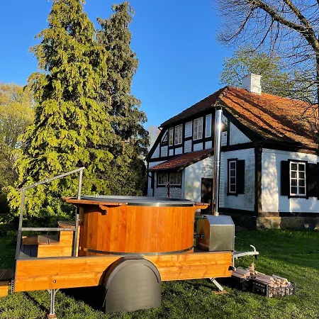 W Xix-wiecznym Spichlerzu Nad Jeziorem Z Dostepem Do Parku I Widokiem Na Dworek Modrzewiowy Z 1823 Roku * Szteklin