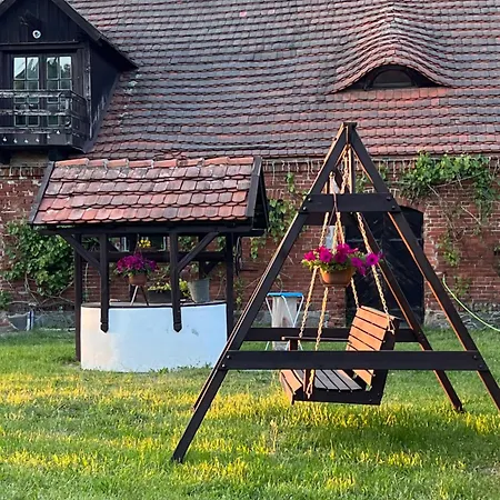 Daire W Xix-wiecznym Spichlerzu Nad Jeziorem Z Dostepem Do Parku I Widokiem Na Dworek Modrzewiowy Z 1823 Roku *