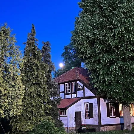 Appartamento W Xix-wiecznym Spichlerzu Nad Jeziorem Z Dostepem Do Parku I Widokiem Na Dworek Modrzewiowy Z 1823 Roku Szteklin