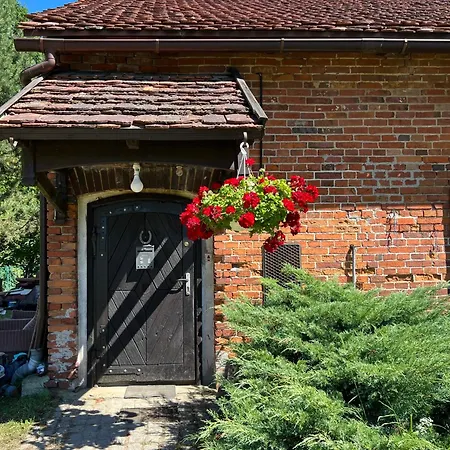 Appartamento W Xix-wiecznym Spichlerzu Nad Jeziorem Z Dostepem Do Parku I Widokiem Na Dworek Modrzewiowy Z 1823 Roku
