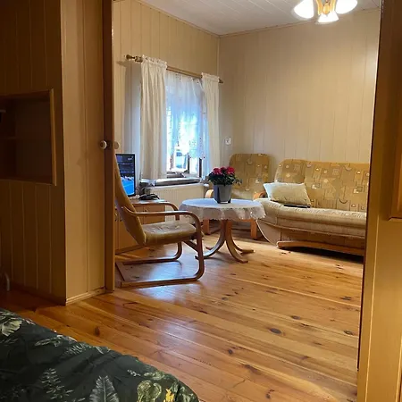 Apartment W Xix-wiecznym Spichlerzu Nad Jeziorem Z Dostepem Do Parku I Widokiem Na Dworek Modrzewiowy Z 1823 Roku Szteklin