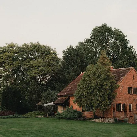 W Xix-wiecznym Spichlerzu Nad Jeziorem Z Dostepem Do Parku I Widokiem Na Dworek Modrzewiowy Z 1823 Roku * Szteklin