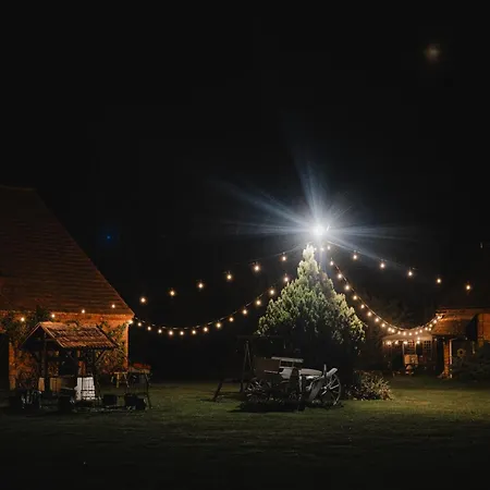 W Xix-wiecznym Spichlerzu Nad Jeziorem Z Dostepem Do Parku I Widokiem Na Dworek Modrzewiowy Z 1823 Roku Daire Szteklin