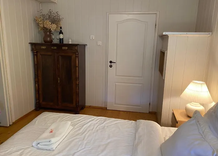 Daire W Xix-wiecznym Spichlerzu Nad Jeziorem Z Dostepem Do Parku I Widokiem Na Dworek Modrzewiowy Z 1823 Roku Szteklin