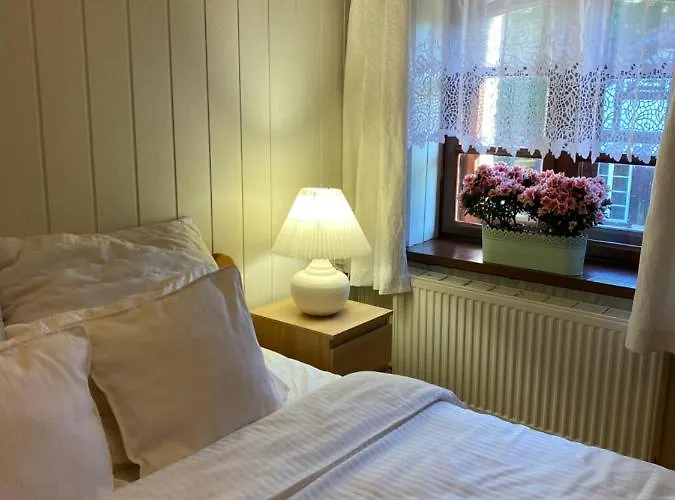 Daire W Xix-wiecznym Spichlerzu Nad Jeziorem Z Dostepem Do Parku I Widokiem Na Dworek Modrzewiowy Z 1823 Roku Szteklin