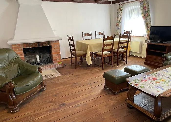 Daire W Xix-wiecznym Spichlerzu Nad Jeziorem Z Dostepem Do Parku I Widokiem Na Dworek Modrzewiowy Z 1823 Roku Szteklin