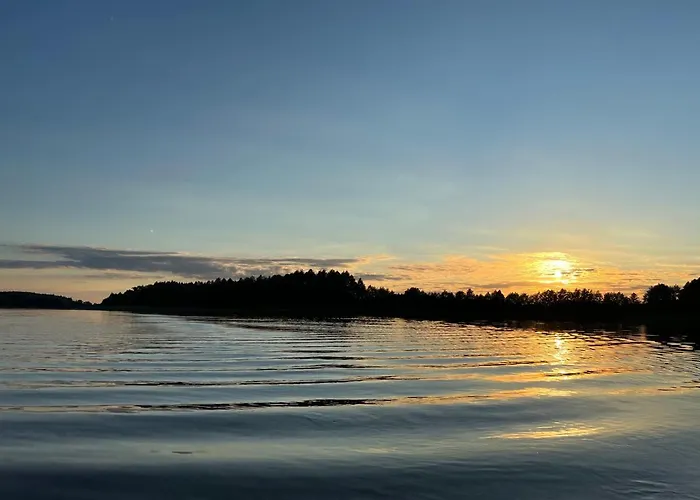 W Xix-wiecznym Spichlerzu Nad Jeziorem Z Dostepem Do Parku I Widokiem Na Dworek Modrzewiowy Z 1823 Roku Szteklin
