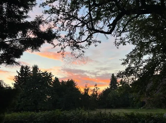 Daire W Xix-wiecznym Spichlerzu Nad Jeziorem Z Dostepem Do Parku I Widokiem Na Dworek Modrzewiowy Z 1823 Roku Szteklin