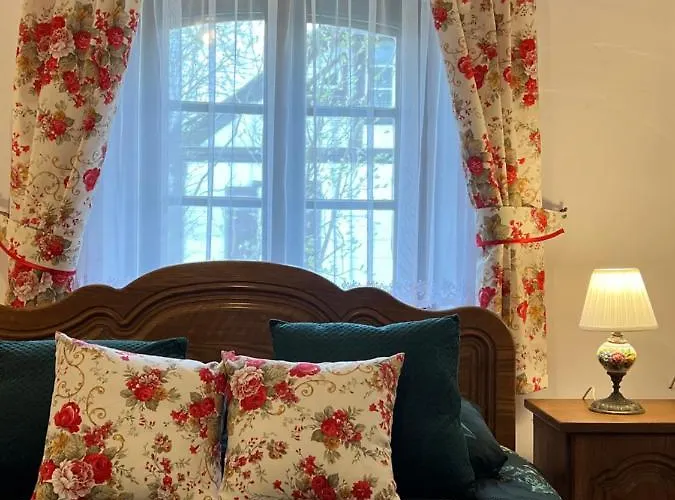 W Xix-wiecznym Spichlerzu Nad Jeziorem Z Dostepem Do Parku I Widokiem Na Dworek Modrzewiowy Z 1823 Roku Daire Szteklin