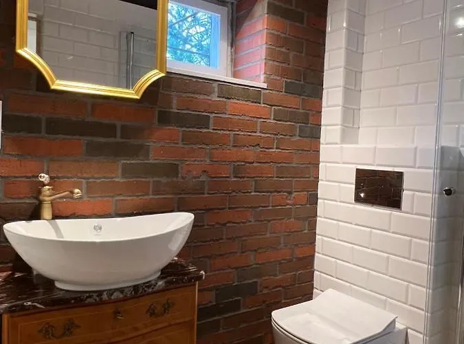 Daire W Xix-wiecznym Spichlerzu Nad Jeziorem Z Dostepem Do Parku I Widokiem Na Dworek Modrzewiowy Z 1823 Roku Szteklin