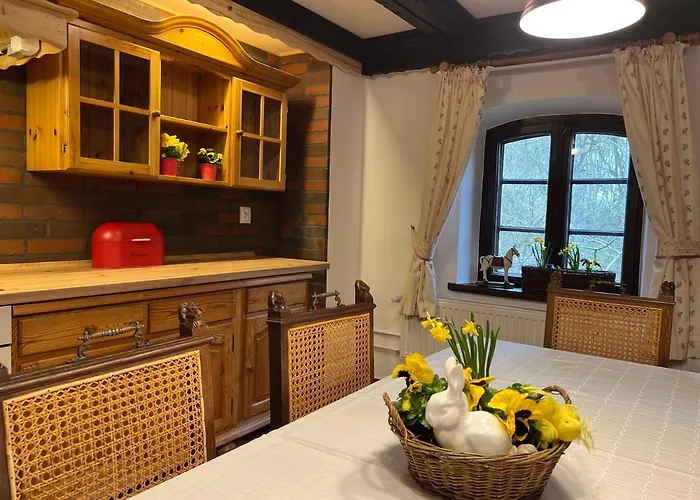 W Xix-wiecznym Spichlerzu Nad Jeziorem Z Dostepem Do Parku I Widokiem Na Dworek Modrzewiowy Z 1823 Roku