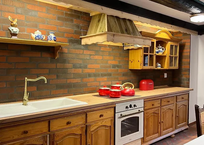 W Xix-wiecznym Spichlerzu Nad Jeziorem Z Dostepem Do Parku I Widokiem Na Dworek Modrzewiowy Z 1823 Roku Szteklin