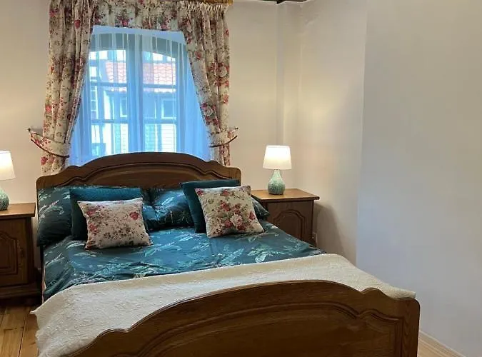 W Xix-wiecznym Spichlerzu Nad Jeziorem Z Dostepem Do Parku I Widokiem Na Dworek Modrzewiowy Z 1823 Roku