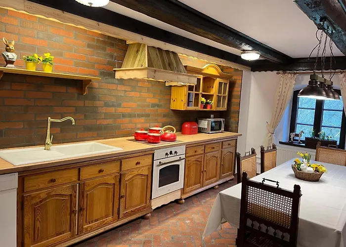 Daire W Xix-wiecznym Spichlerzu Nad Jeziorem Z Dostepem Do Parku I Widokiem Na Dworek Modrzewiowy Z 1823 Roku