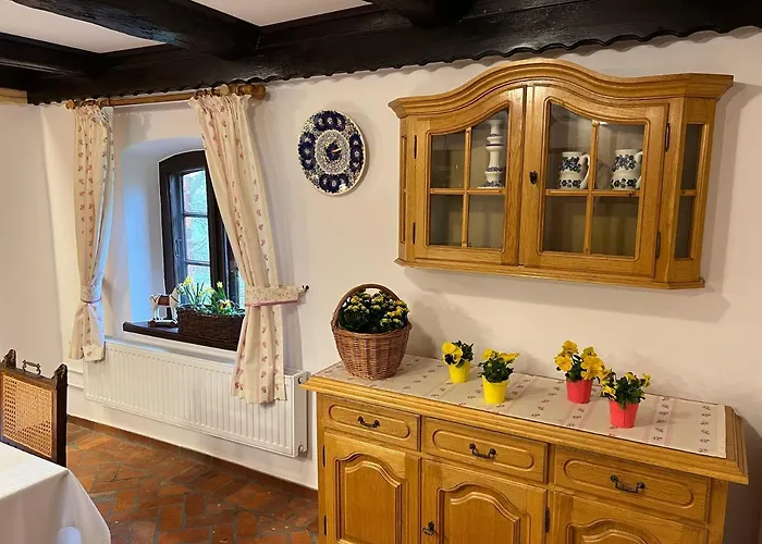 Daire W Xix-wiecznym Spichlerzu Nad Jeziorem Z Dostepem Do Parku I Widokiem Na Dworek Modrzewiowy Z 1823 Roku