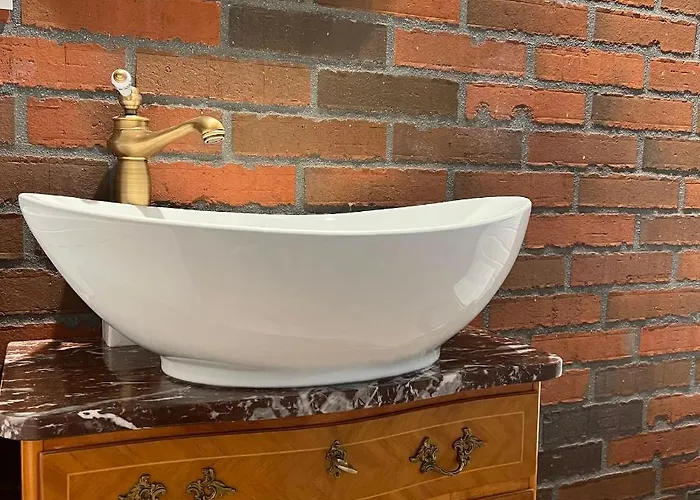 W Xix-wiecznym Spichlerzu Nad Jeziorem Z Dostepem Do Parku I Widokiem Na Dworek Modrzewiowy Z 1823 Roku Daire Szteklin