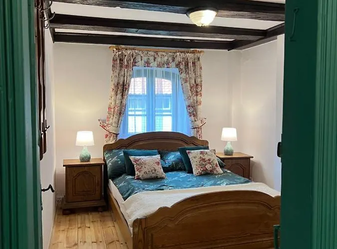 Daire W Xix-wiecznym Spichlerzu Nad Jeziorem Z Dostepem Do Parku I Widokiem Na Dworek Modrzewiowy Z 1823 Roku *