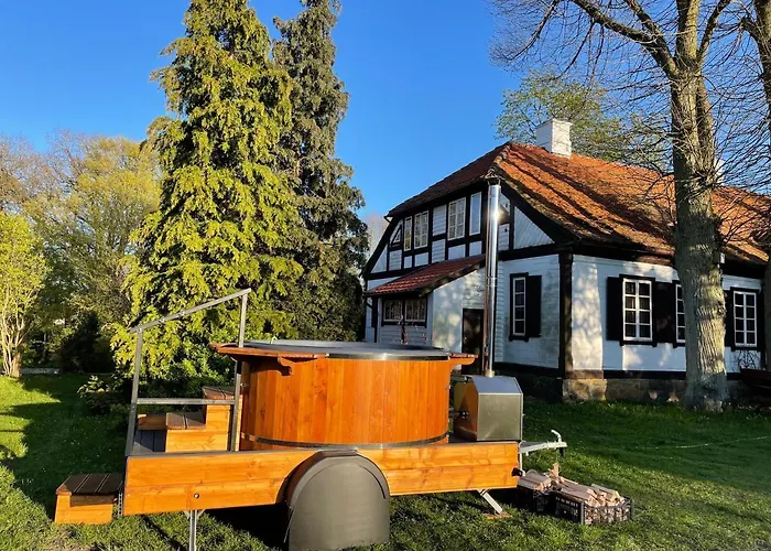 W Xix-wiecznym Spichlerzu Nad Jeziorem Z Dostepem Do Parku I Widokiem Na Dworek Modrzewiowy Z 1823 Roku * Szteklin