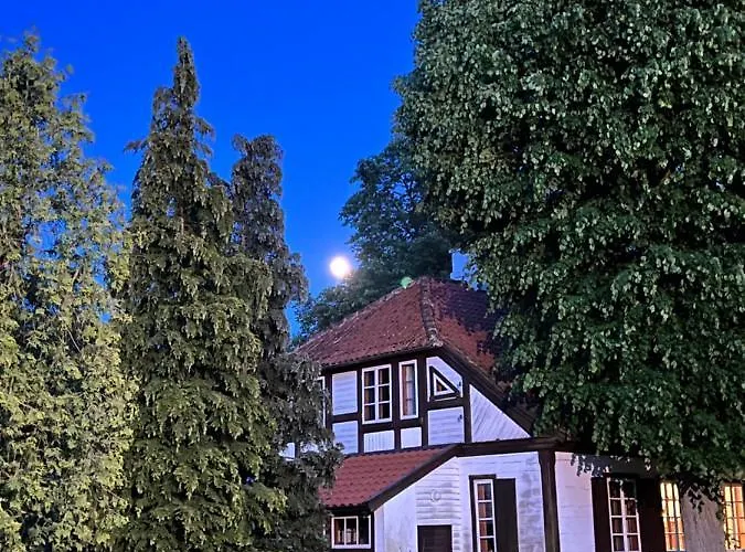 Daire W Xix-wiecznym Spichlerzu Nad Jeziorem Z Dostepem Do Parku I Widokiem Na Dworek Modrzewiowy Z 1823 Roku Szteklin