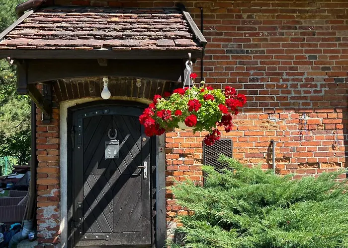 Daire W Xix-wiecznym Spichlerzu Nad Jeziorem Z Dostepem Do Parku I Widokiem Na Dworek Modrzewiowy Z 1823 Roku