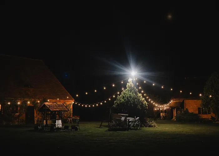 W Xix-wiecznym Spichlerzu Nad Jeziorem Z Dostepem Do Parku I Widokiem Na Dworek Modrzewiowy Z 1823 Roku Daire Szteklin